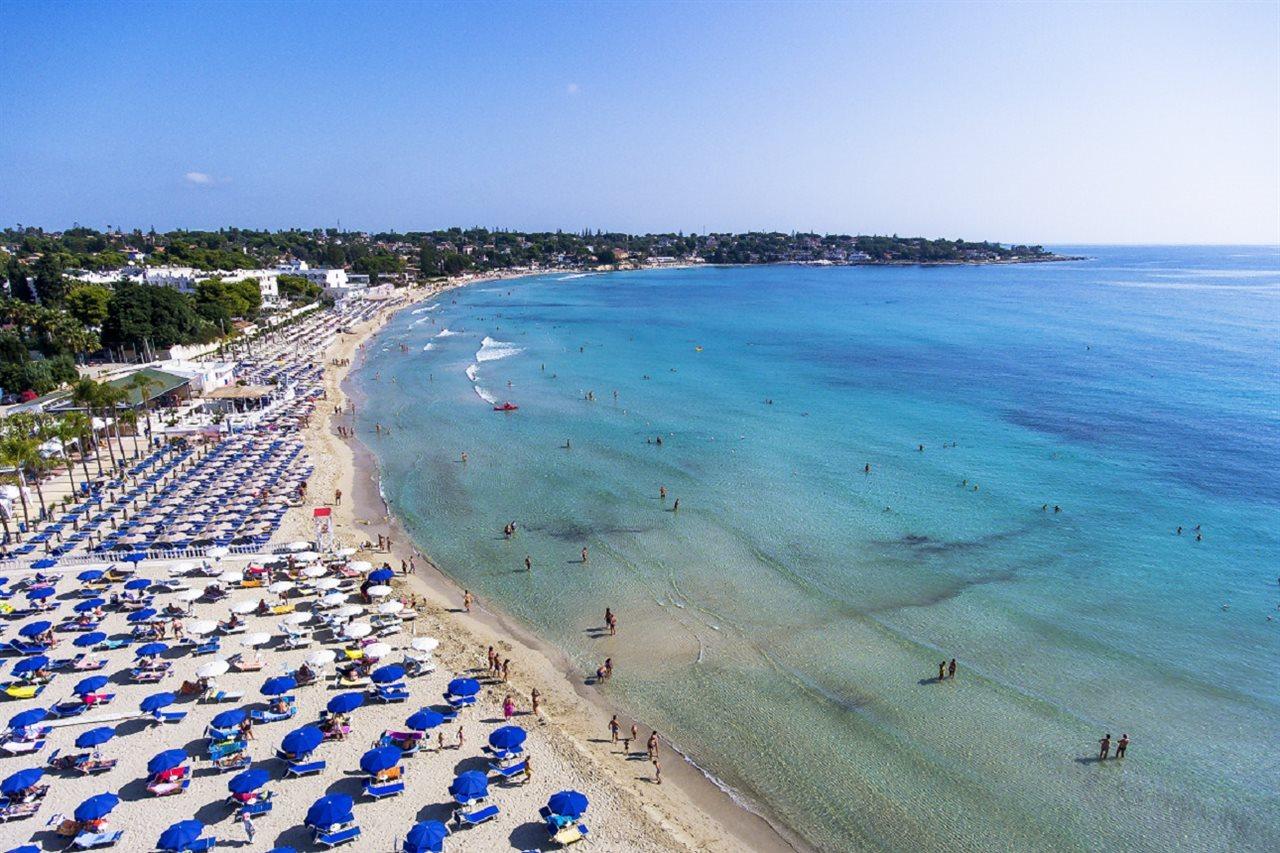 Futura Club Spiagge Bianche Hotel Fontane Bianche Bagian luar foto